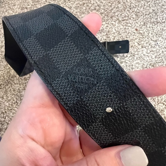 Mens reversible Louis Vuitton belt - Picture 4 of 8